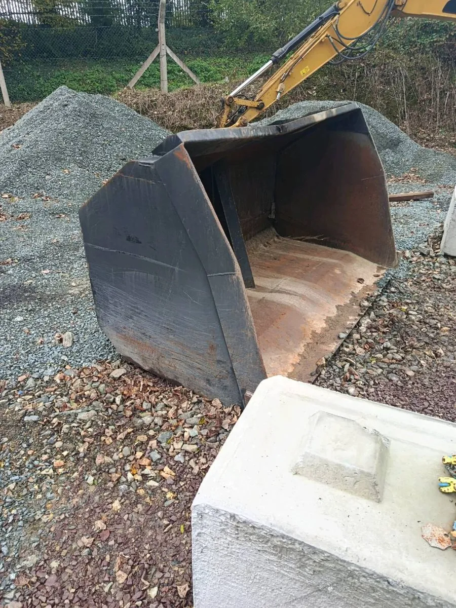 High tip bucket loader - Image 1