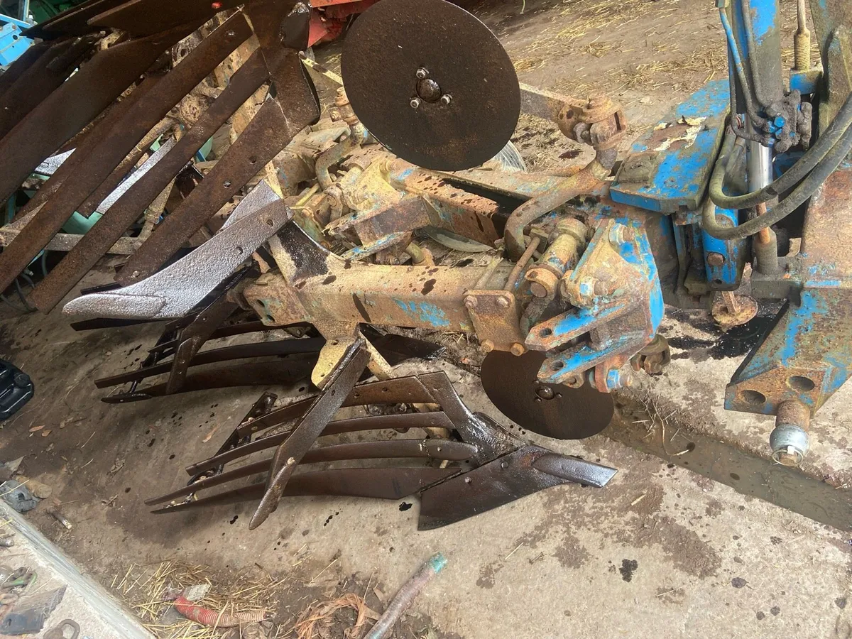 Plough 3 furrow reversible - Image 1