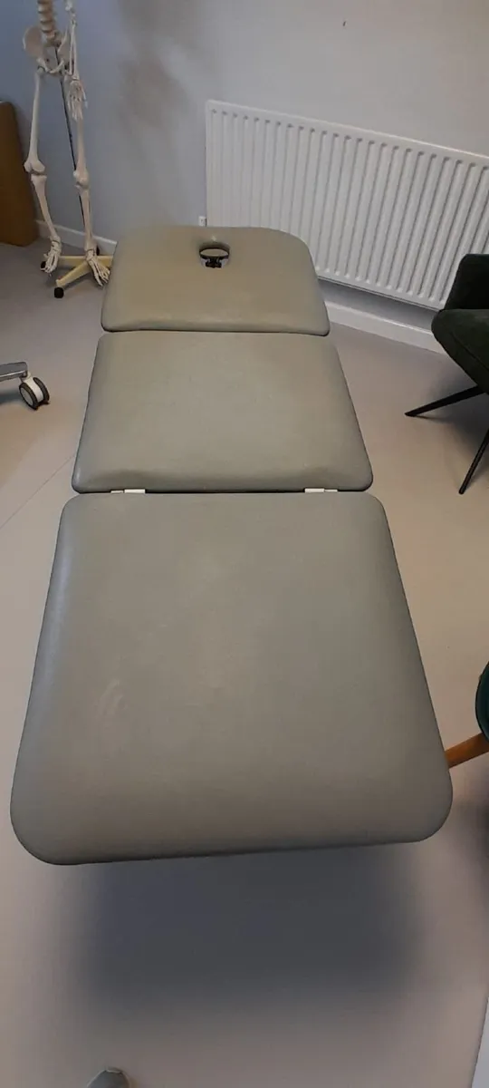 Medical plinth - Image 1