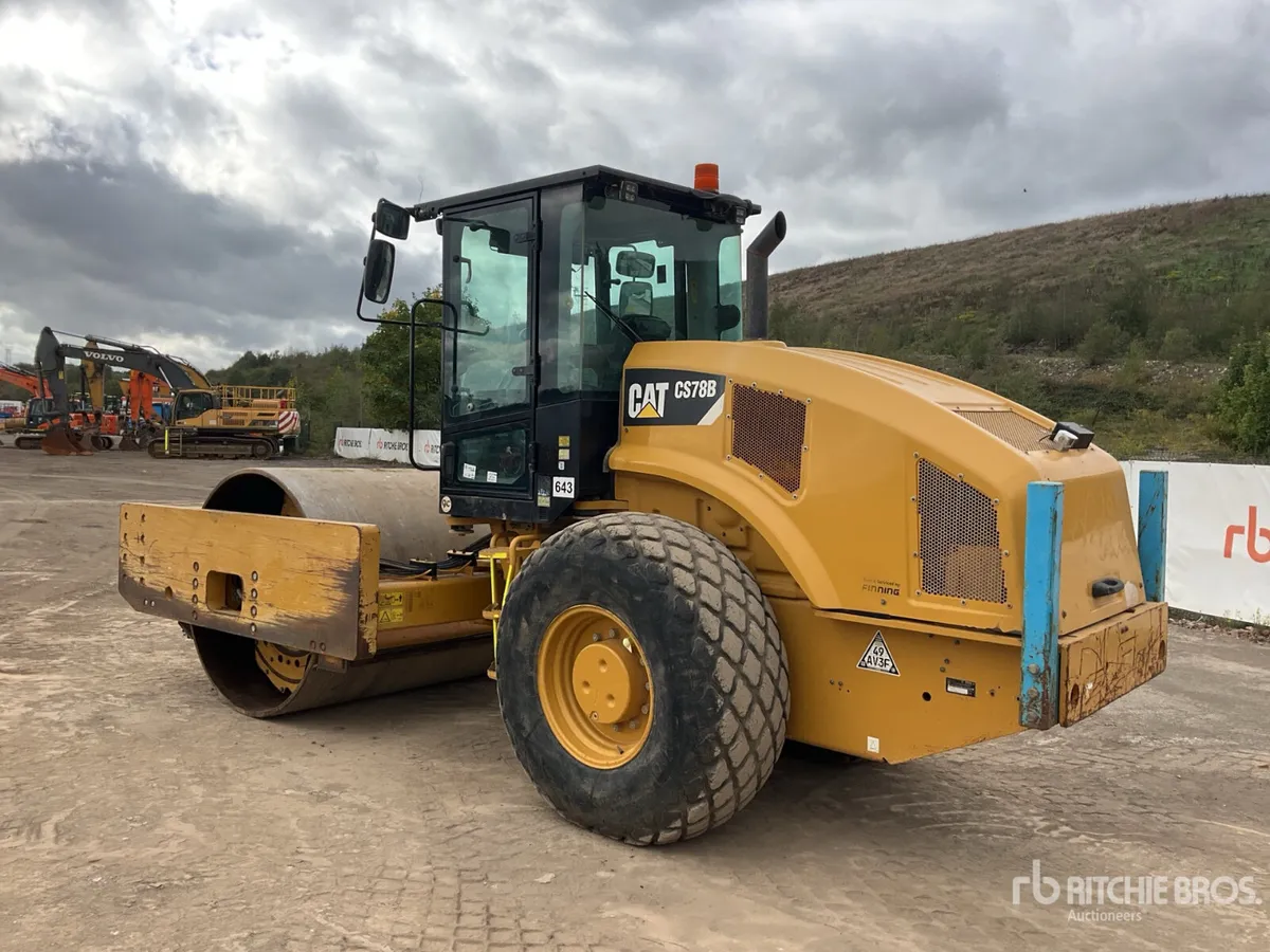 2018 Cat CS78b Smooth Drum Compactor - Image 2