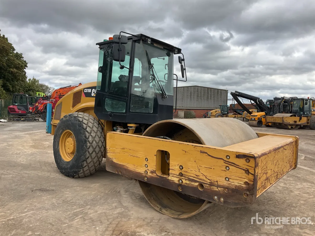 2018 Cat CS78b Smooth Drum Compactor - Image 4