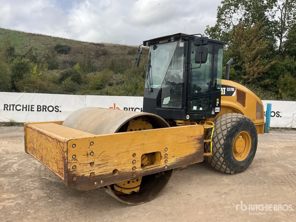 2017 Cat CS78b Smooth Drum Compactor - Image 1