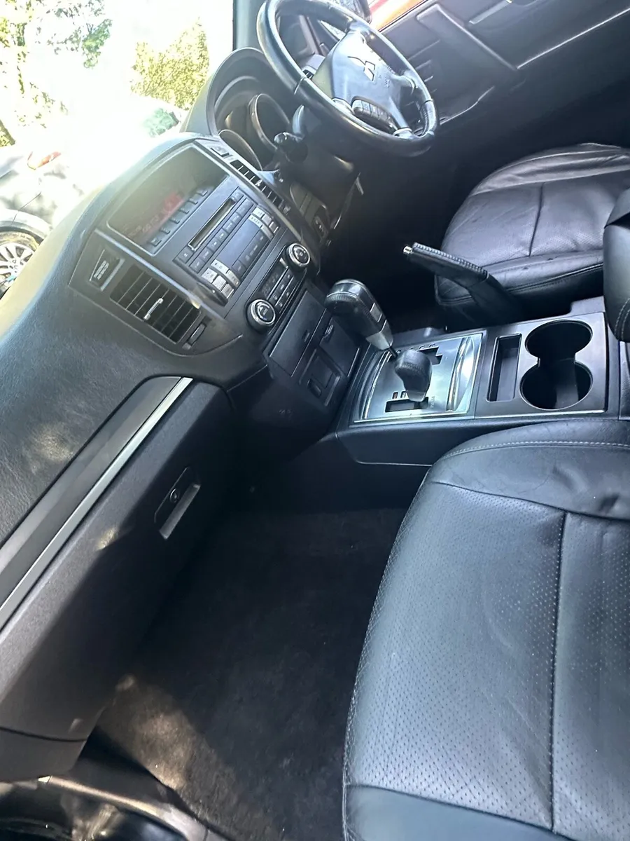 2007 pajero LWB automatic crewcab - Image 4