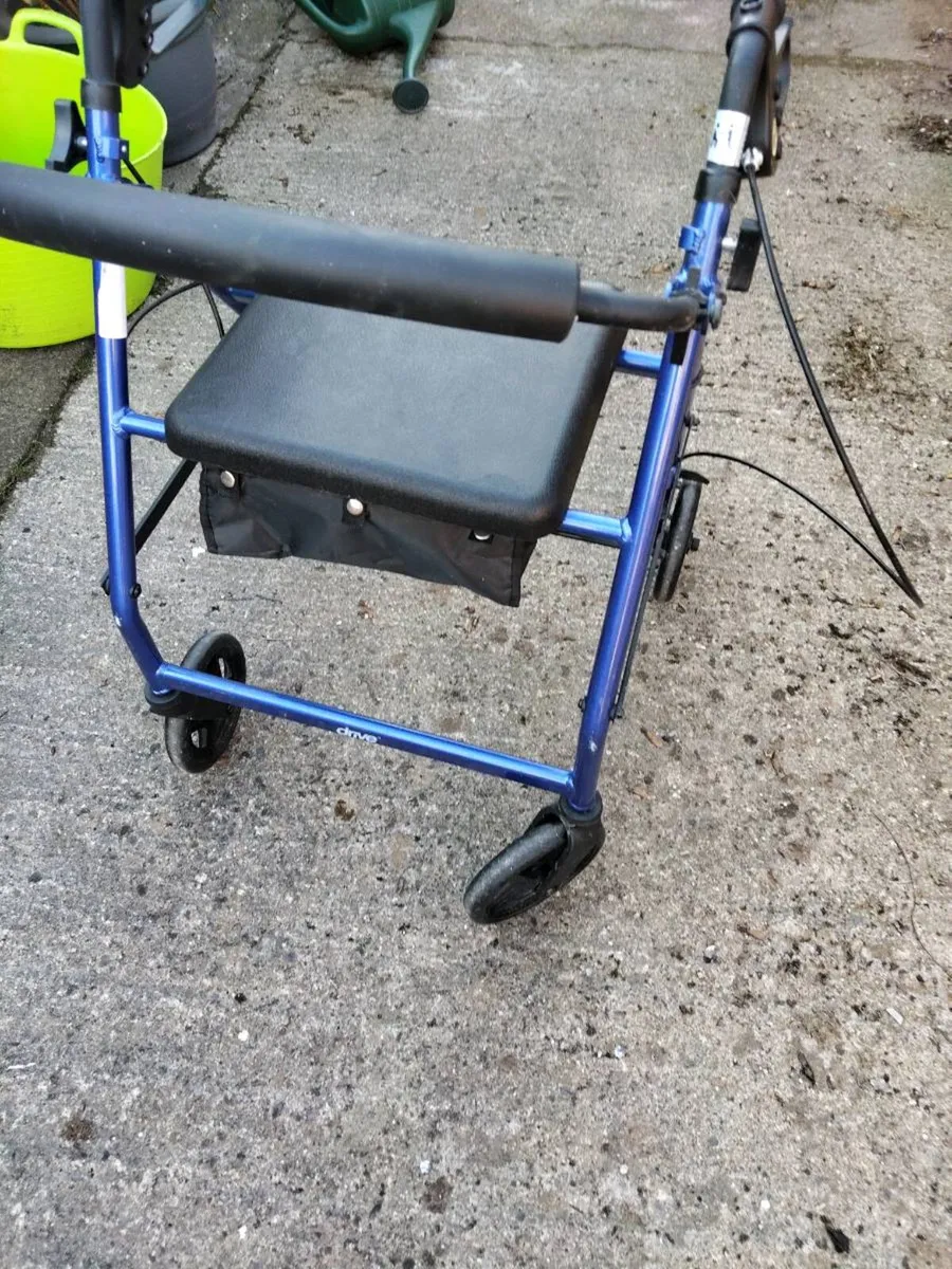 Rollator with seat - Image 4