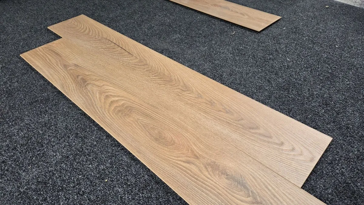 Glengarriff Oak 12mm Laminate Flooring - Image 2