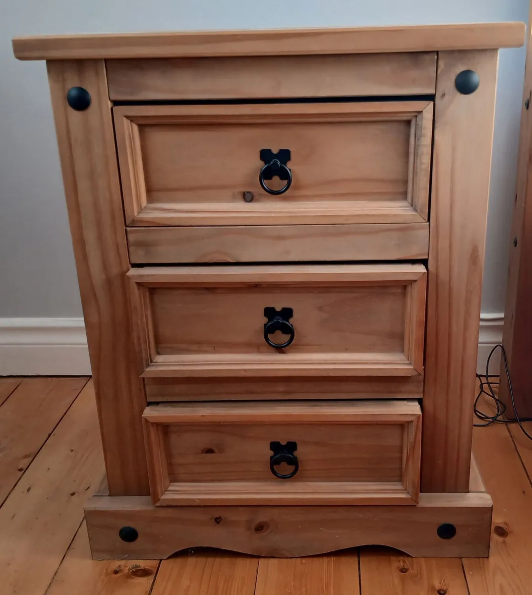 Bedroom furniture in pine - Image 1