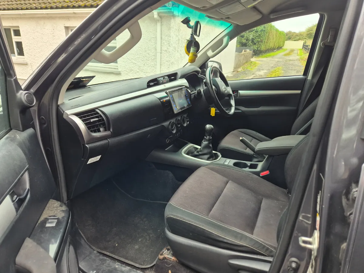 Toyota Hilux 2017 - Image 3