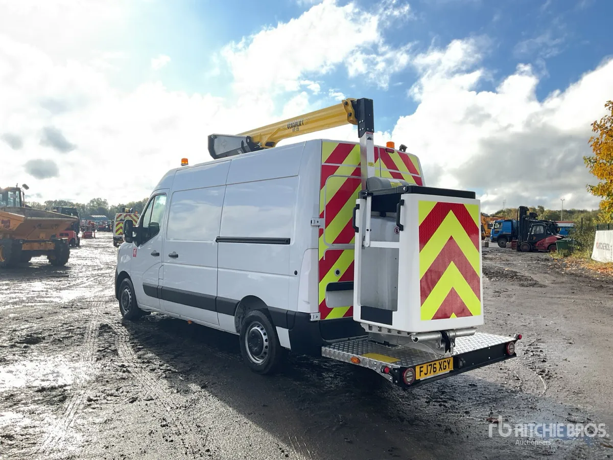 2026 Renault Master w/2023 Versalift VTE-125 - Image 2