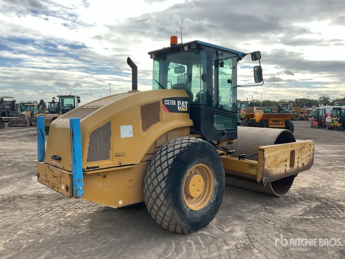 2018 Cat CS78b Smooth Drum Compactor - Image 3
