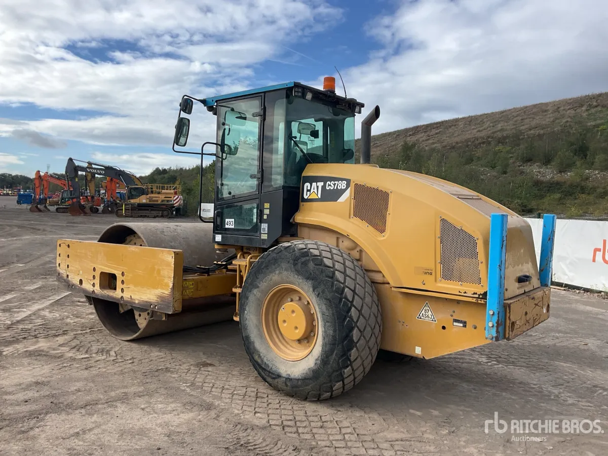 2018 Cat CS78b Smooth Drum Compactor - Image 2
