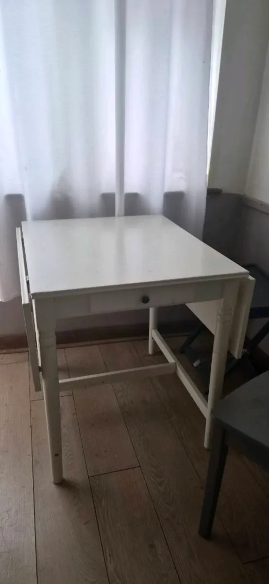 White Extendable Drop-Leaf Dining Table – €60 ONO