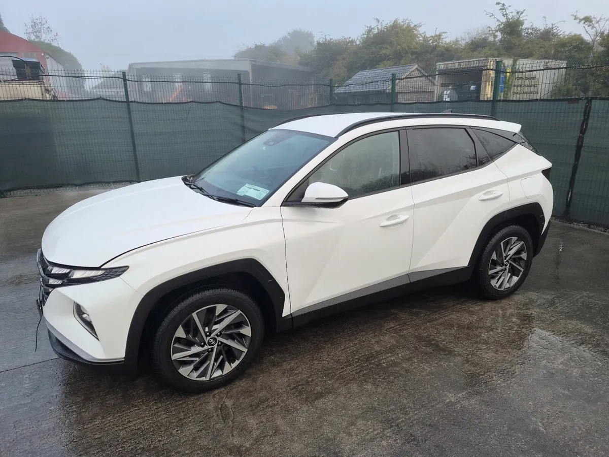 212 Hyundai Tucson Diesel..64km Light Damage - Image 1