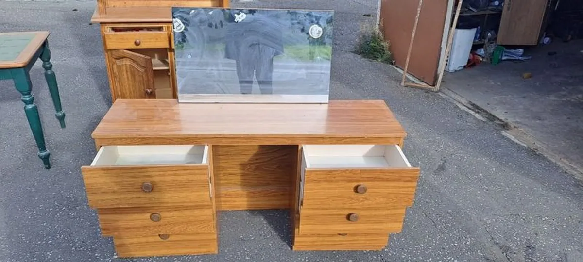 Dresser with - Image 1