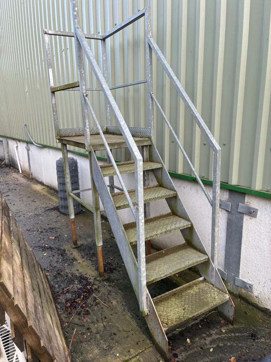 Galvanised steps with platform - Image 1