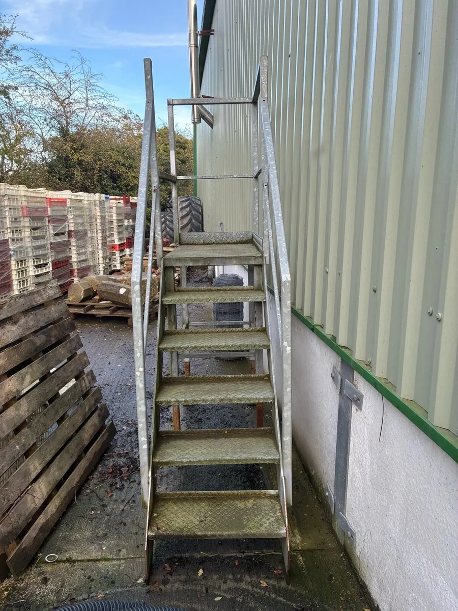 Galvanised steps with platform - Image 2