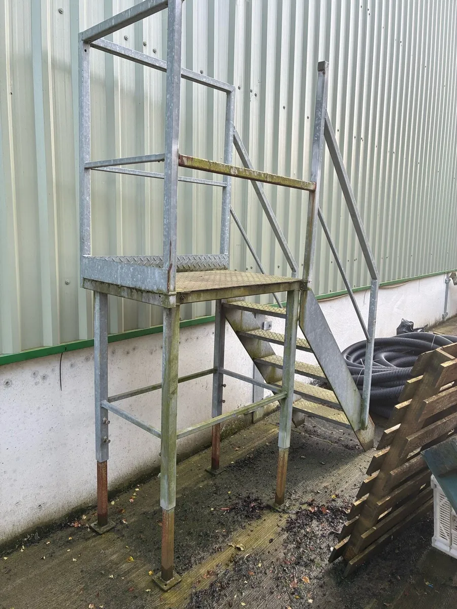 Galvanised steps with platform - Image 3