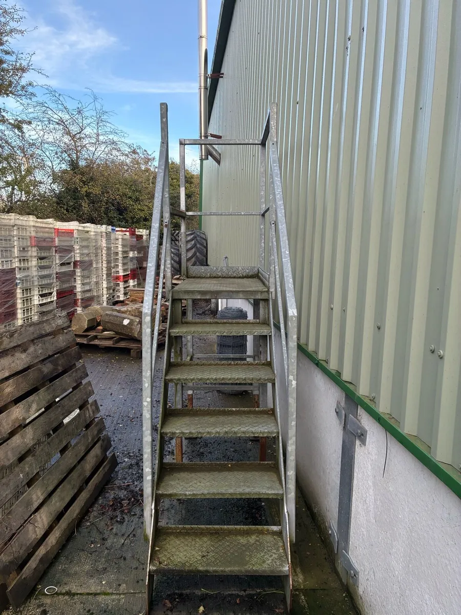 Galvanised steps with platform - Image 4