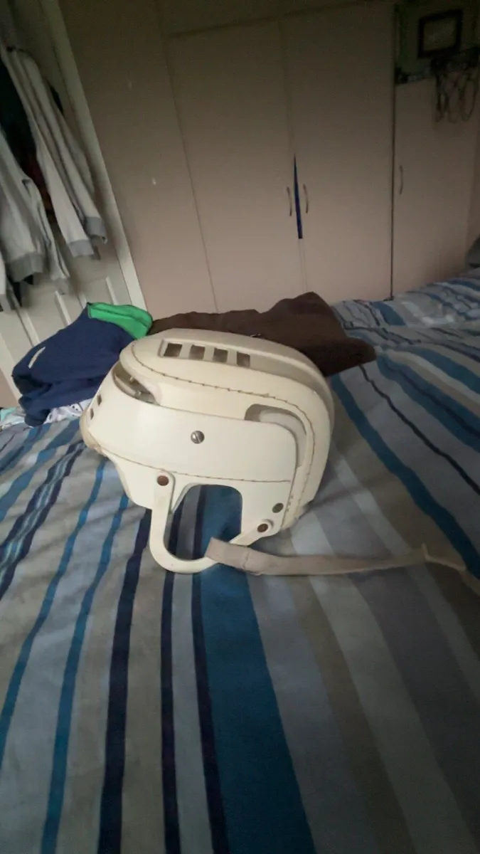 Old style hurling helmet - Image 2