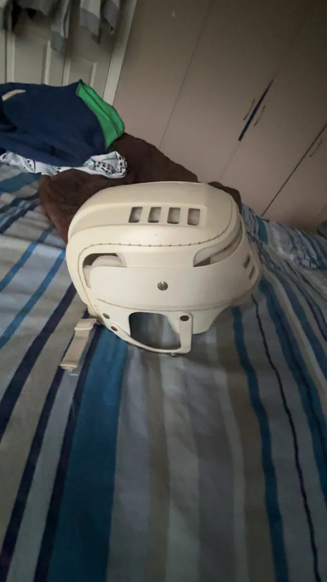 Old style hurling helmet - Image 4