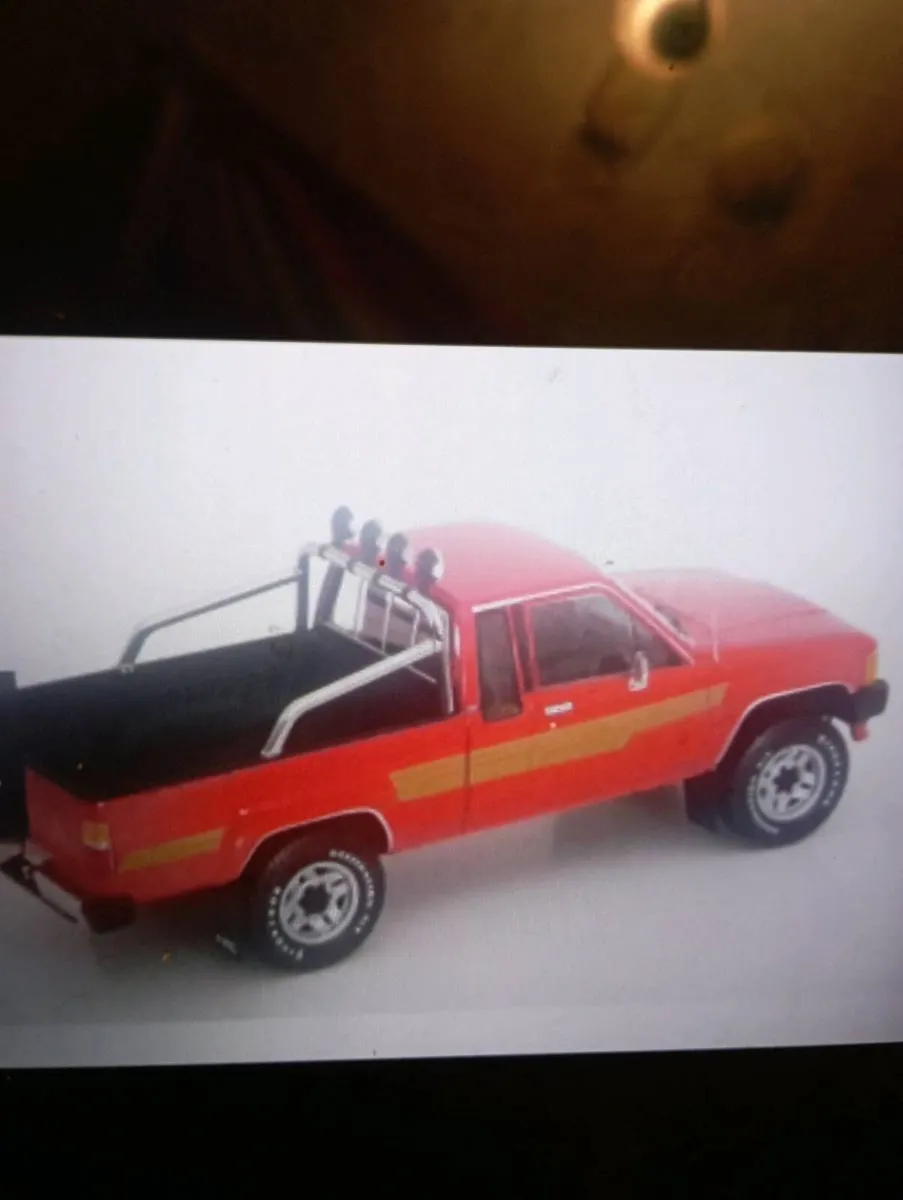 TOYTOA HILUX SR5 1986 DIE-CAST 1-18 SCALE 4X4TRUCK - Image 3