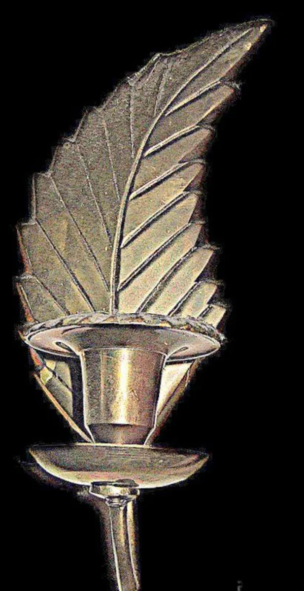 Pristine Vintage Solid Brass Feather Wall Sconce - Image 4