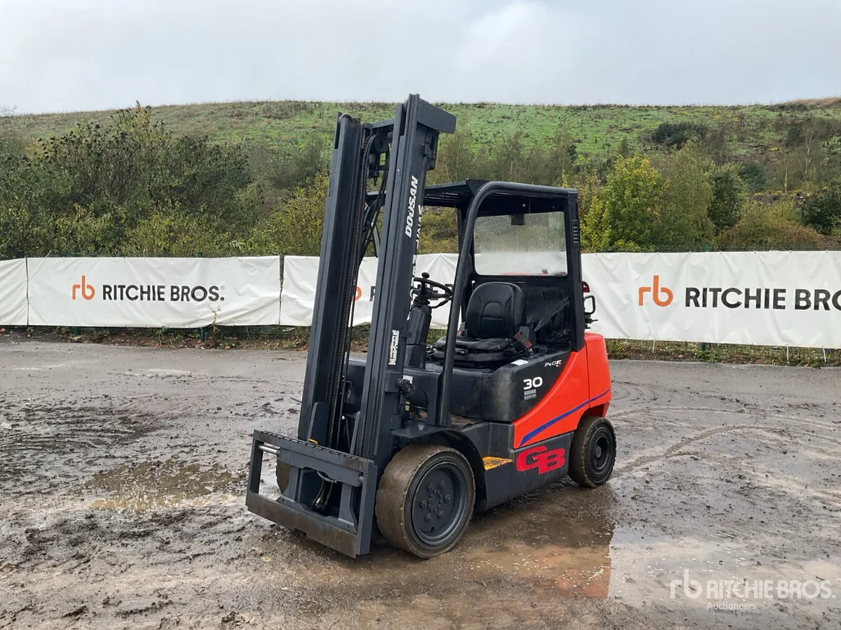 2012 Doosan G30E5 Forklift - Image 2