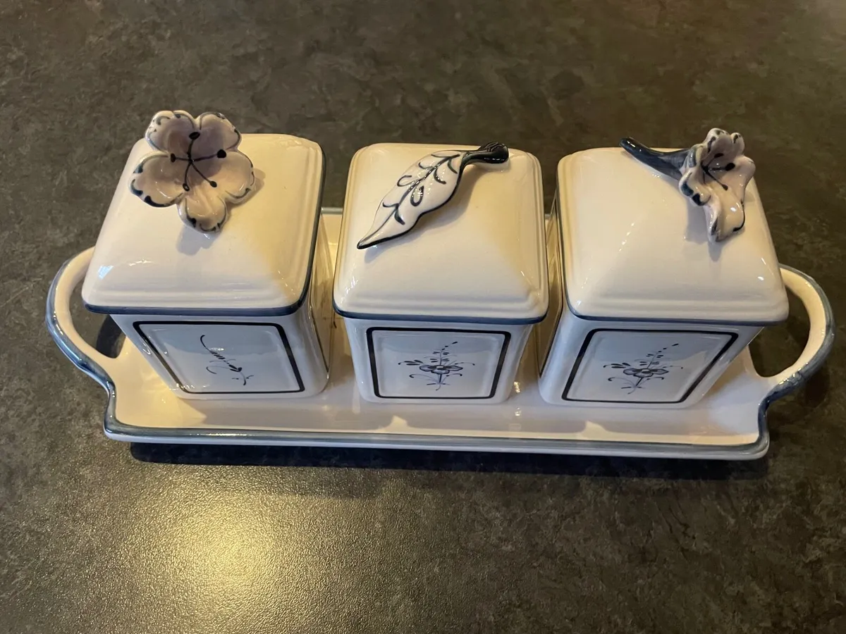 Villeroy & Boch 3-piece jar and tray set - Image 1