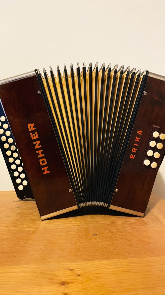Vintage Hohner Erica Bb/Eb 2 1/2 row Accordion - Image 2