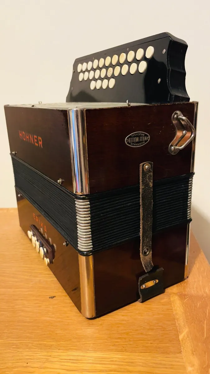 Vintage Hohner Erica Bb/Eb 2 1/2 row Accordion - Image 3