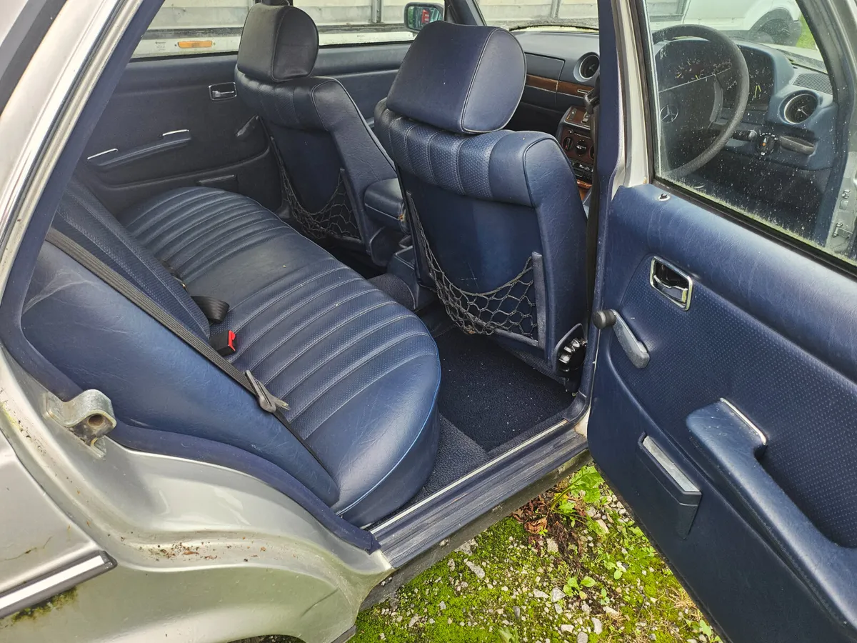 Mercedes-Benz 300 1984 - Image 2