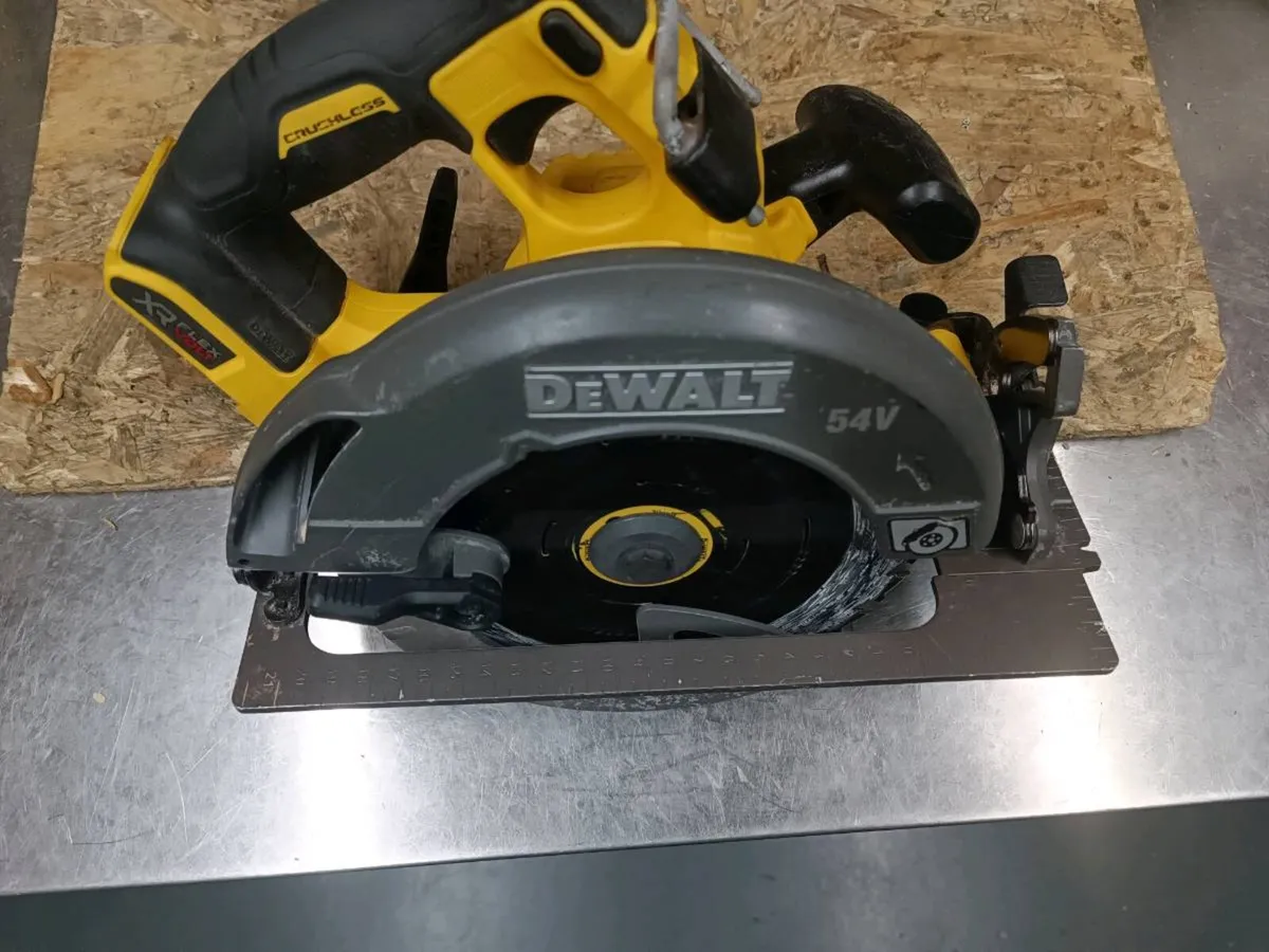 DeWalt dcs578 skill saw. Body only