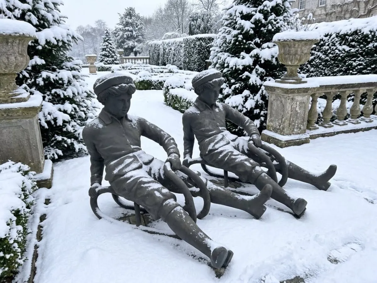 Bronze statues - Image 1