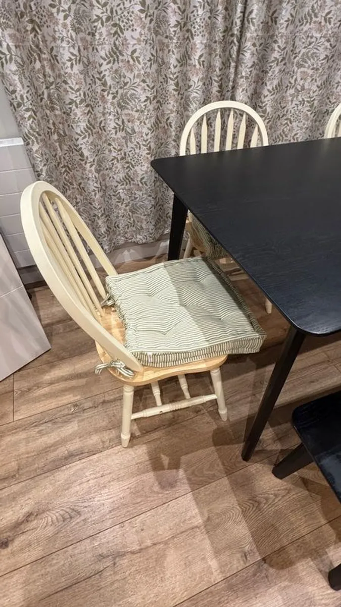 Oak wood black dinning table with a bench and 4 chairs - Image 3