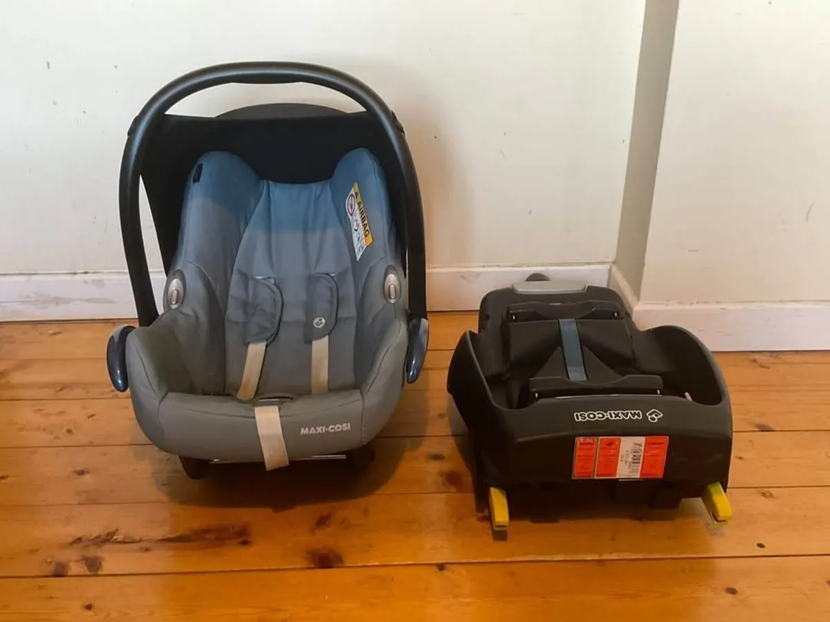 Maxi-Cosi Baby Car Seat & EasyFix ISOFIX Base - Image 1