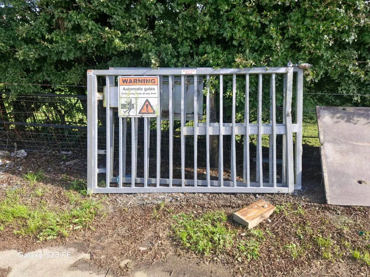 Steel gates - Image 1