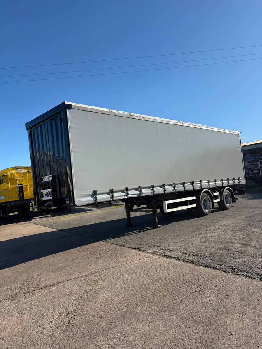 2016 Urban Curtainsider 36 foot Moffet brackets - Image 3