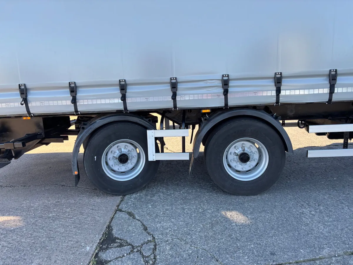 2016 Urban Curtainsider 36 foot Moffet brackets - Image 4