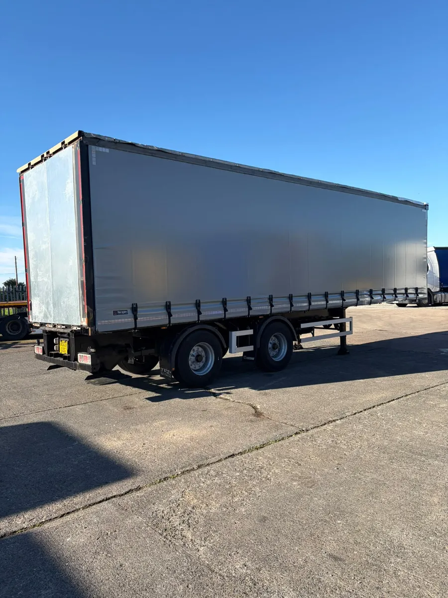 2016 Urban Curtainsider 36 foot Moffet brackets - Image 1