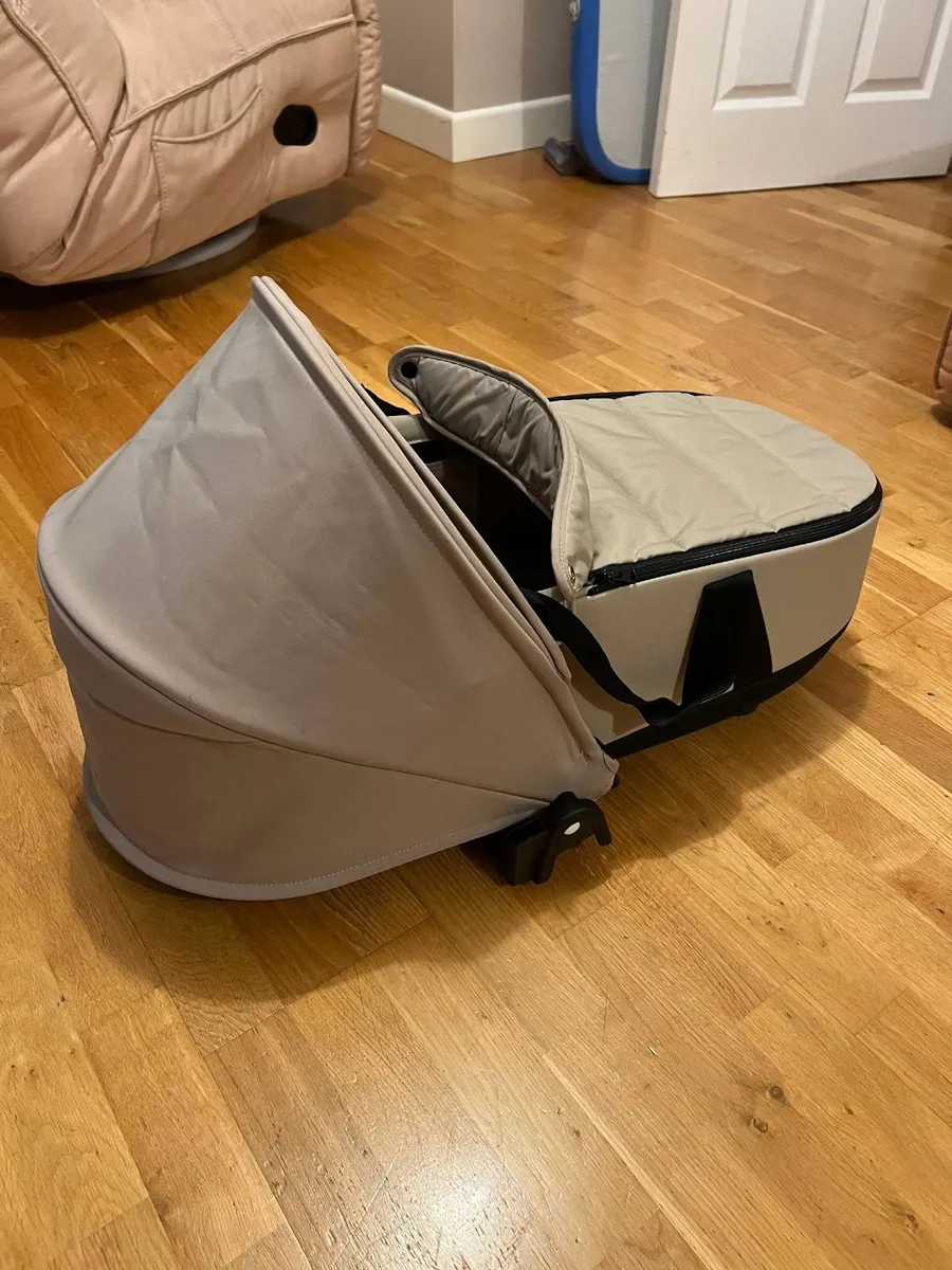 Stokke YOYO Newborn Bassinet / Shell – Like New - Image 4
