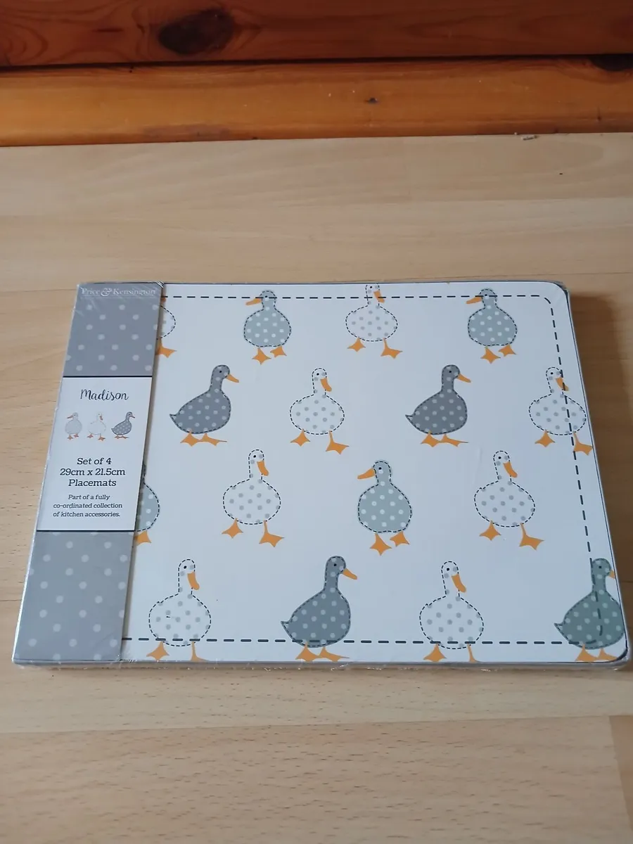 4 Placemats & Glove - Image 1