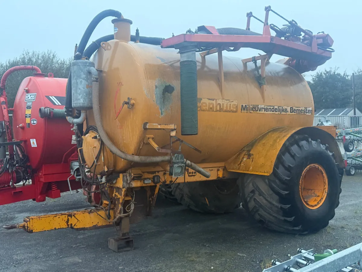 Veenhuis galvanised 2500 tank - Image 1