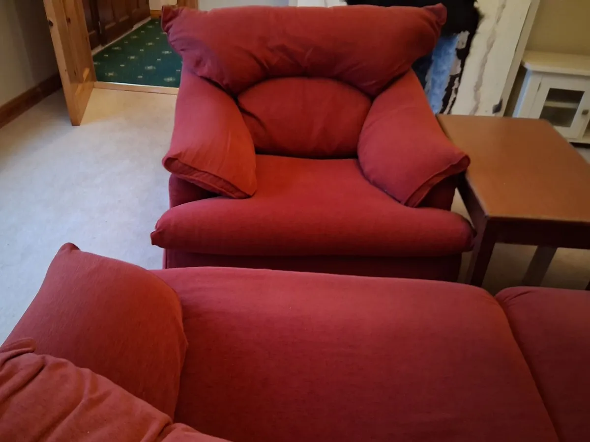 3 seater Sofa couch and 2 matching armchairs - Image 2