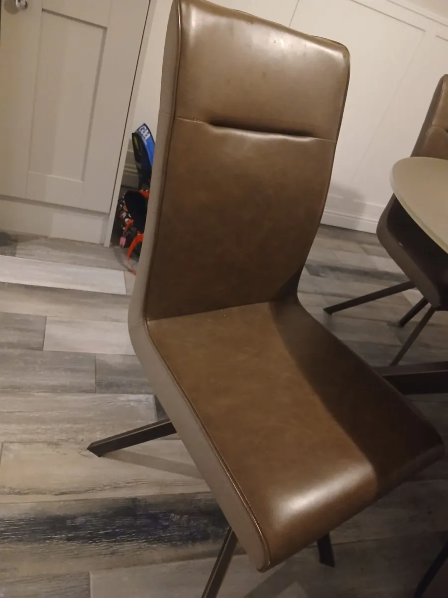Table and 4 chairs great condition  50.5 inches ro - Image 4