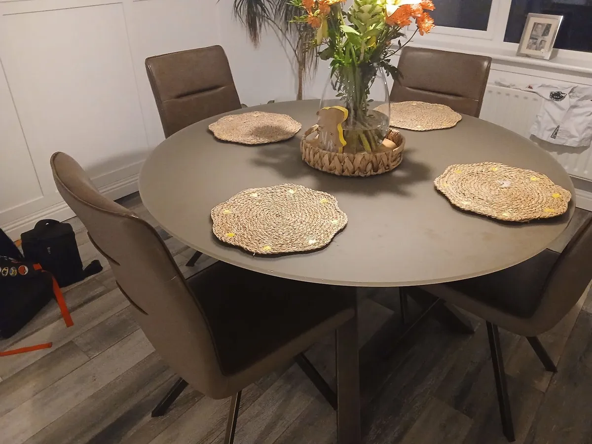 Table and 4 chairs great condition  50.5 inches ro - Image 1