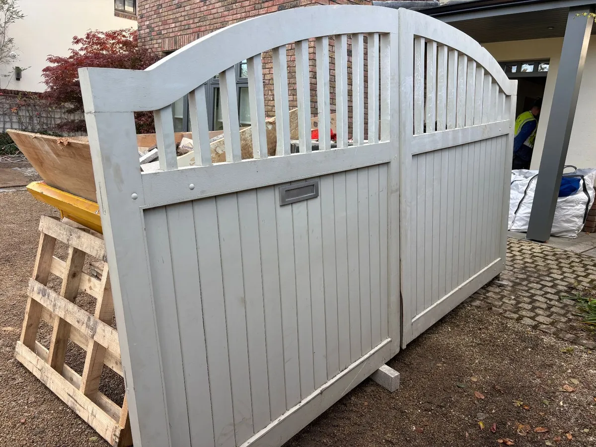 Double External Gates - Image 1