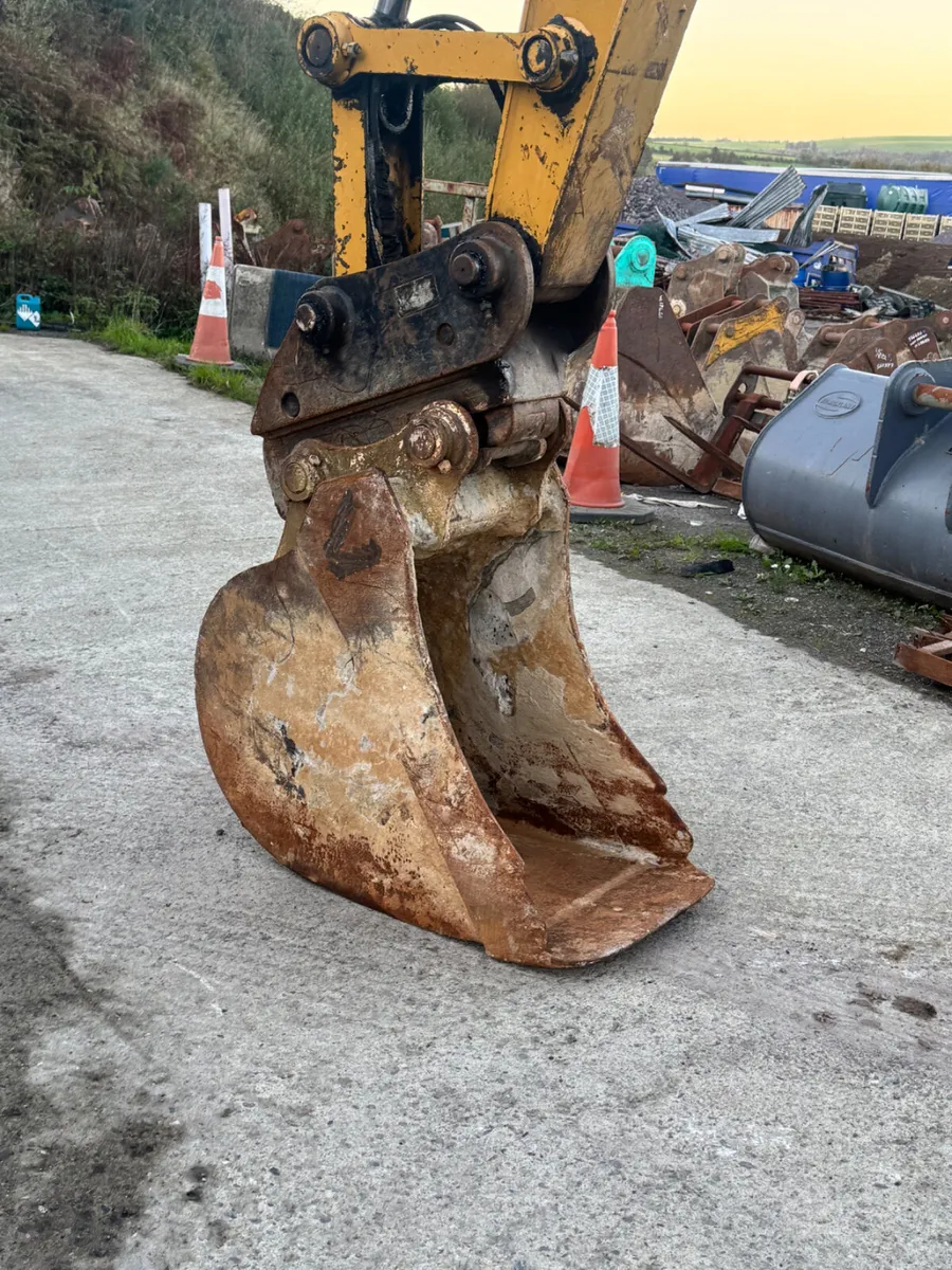 24” Bucket on 65mm Pins - Image 1