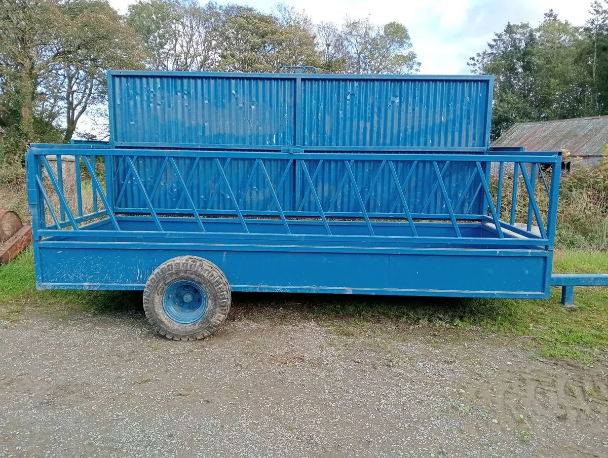 Cattle feeder - Image 1