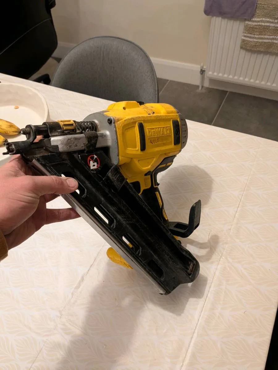 DeWalt nail gun - Image 3
