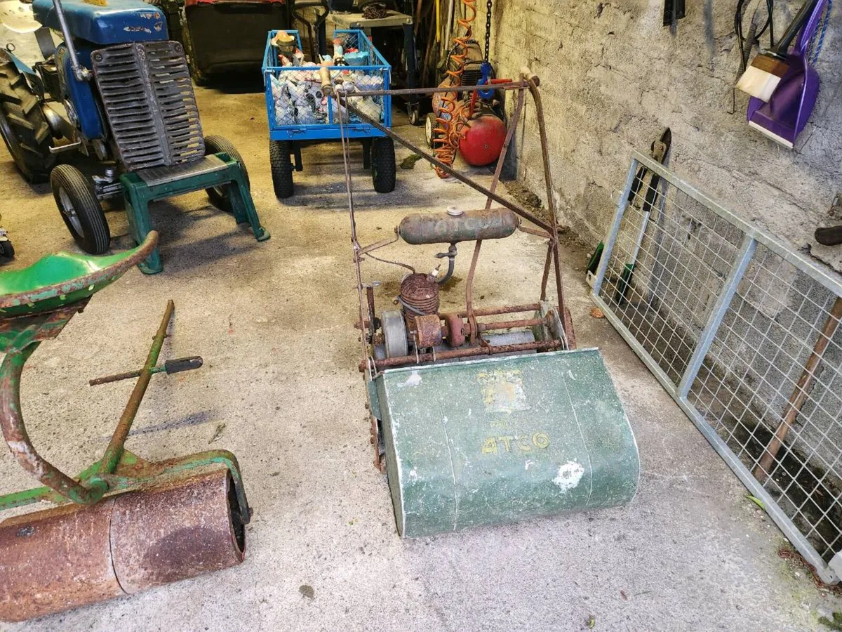 Vintage clynder lawn mower - Image 2