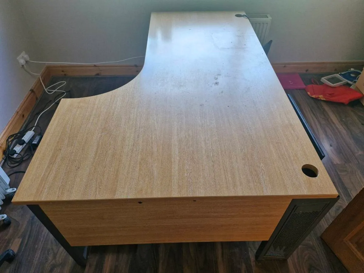 Office table and swivel chair - Image 1